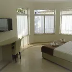 Bowen, Luxury Suites